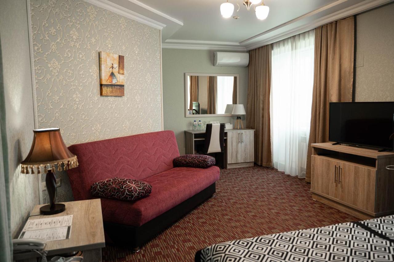 Uyutnyy Dom Hotell Taraz Eksteriør bilde