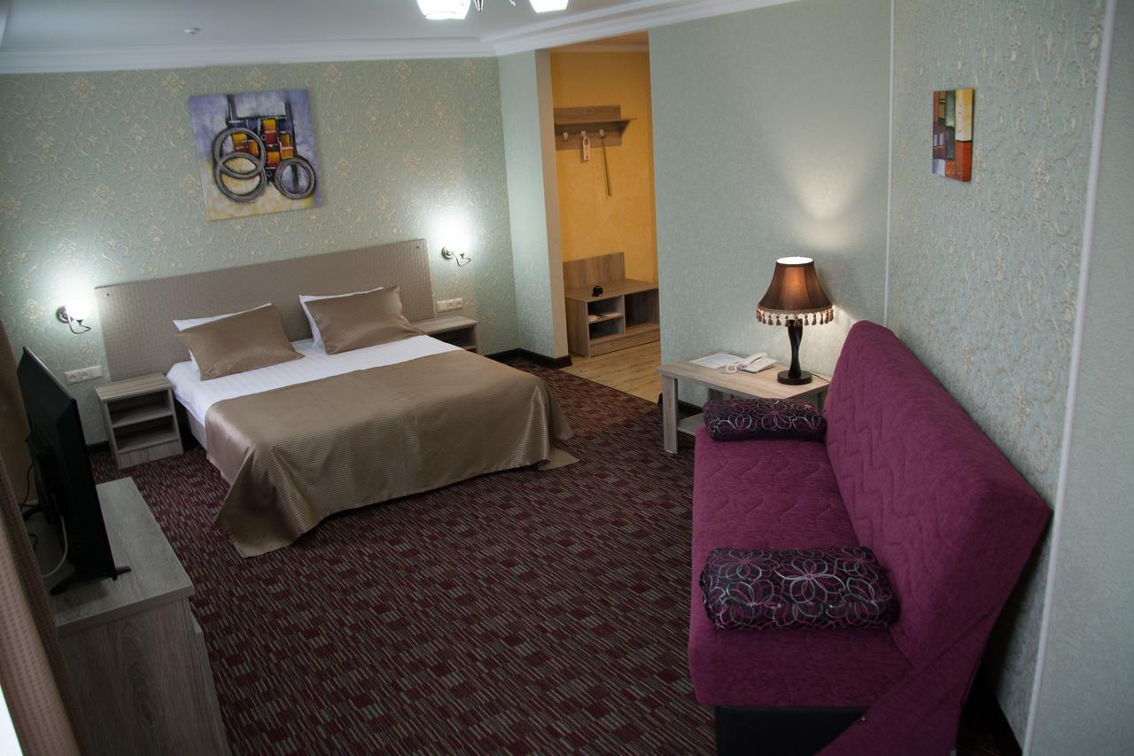 Uyutnyy Dom Hotell Taraz Eksteriør bilde